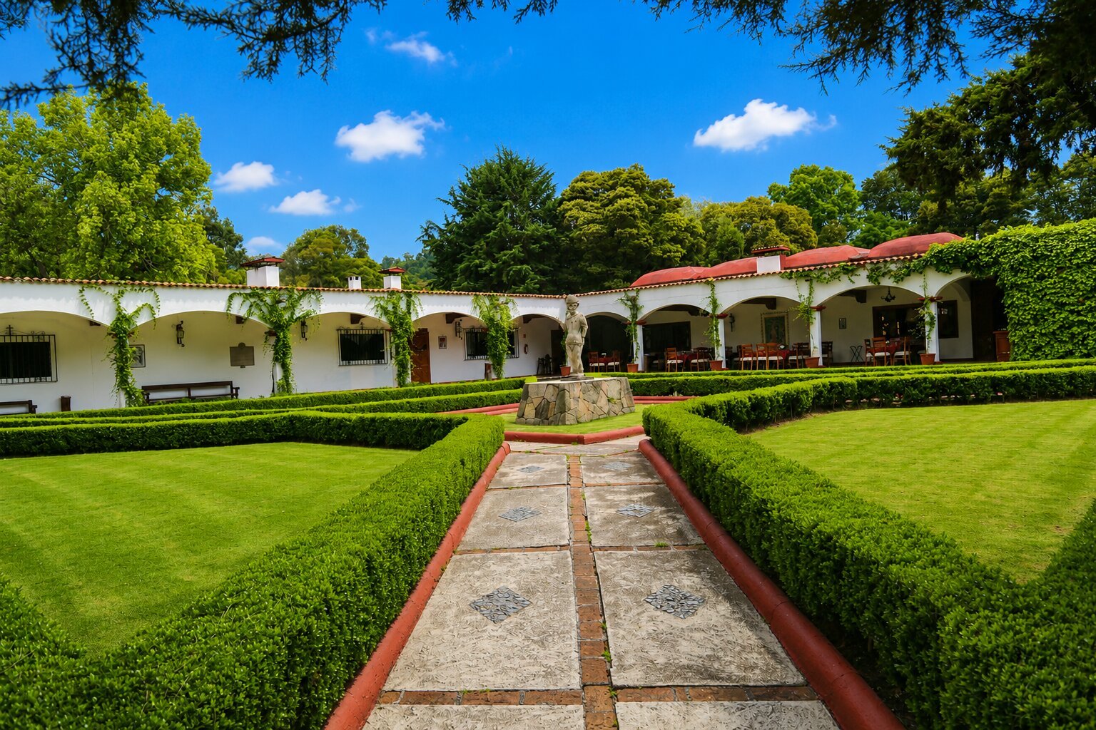 Casco histórico de la Hacienda La Purísima con jardines y la escultura de Cantinflas